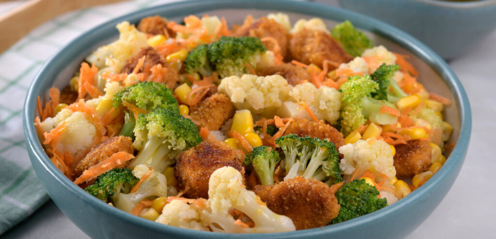 SALADA PRIMAVERA COM FRANGO EMPANADO