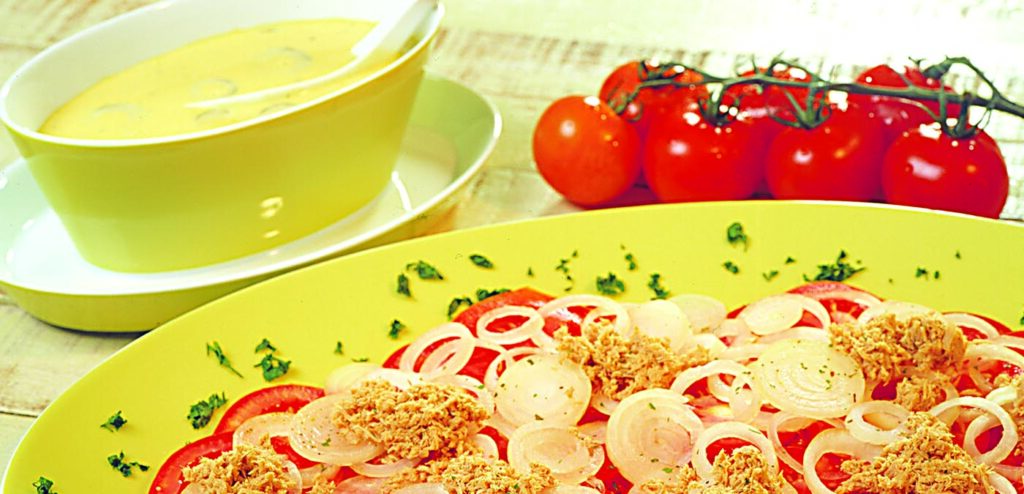 SALADA DE TOMATE, CEBOLA E ATUM