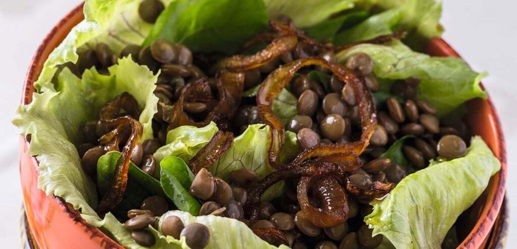 SALADA DE LENTILHAS COM CEBOLAS CARAMELIZADAS