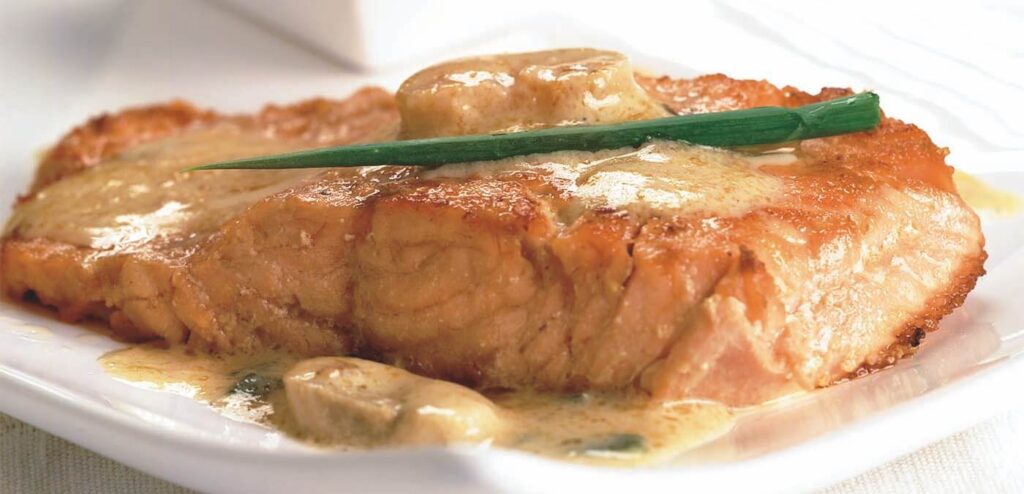 SALMÃO AO MOLHO DE COGUMELOS