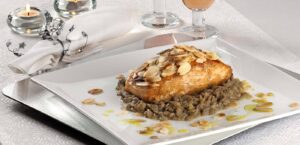 Miniatura da imagem do produto SALMÃO COM CROSTA DE AMÊNDOAS E CAMA DE LENTILHAS