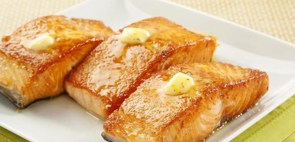 salmão grelhado com limão