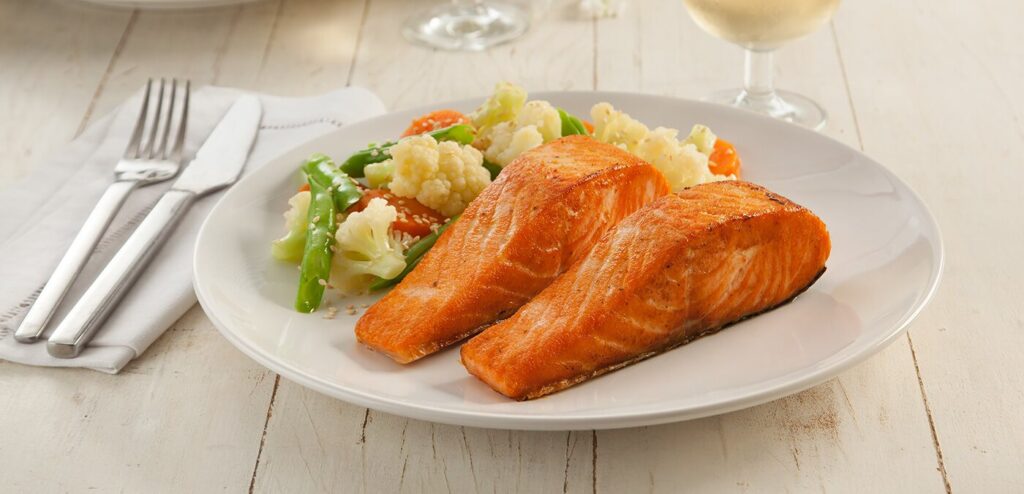 SALMÃO GRELHADO COM LEGUMES