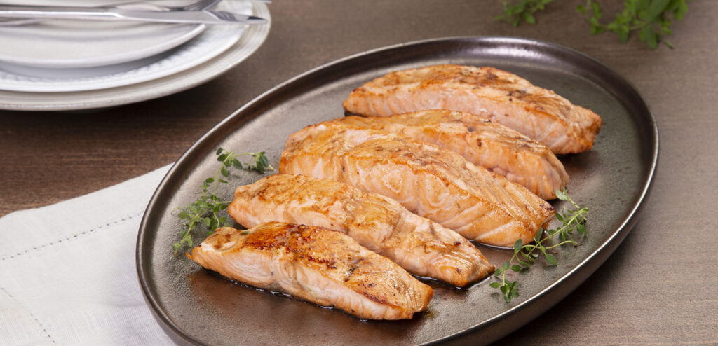 SALMÃO GRELHADO COM AJINOMOTO SATIS!® SHOYU, MEL E GENGIBRE