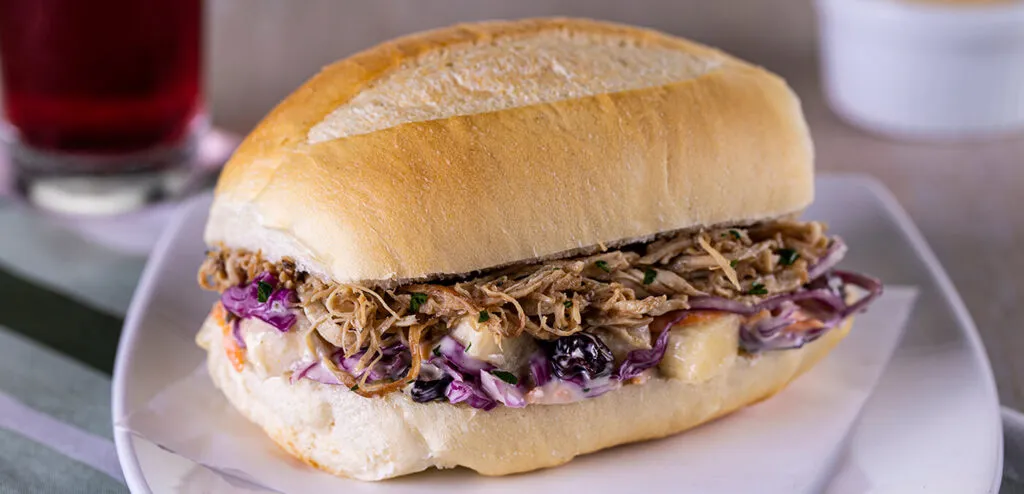 Sanduíche com sobras de pernil