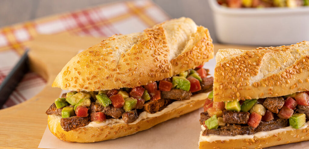 SANDUÍCHE DE CHURRASCO COM VINAGRETE DE AVOCADO