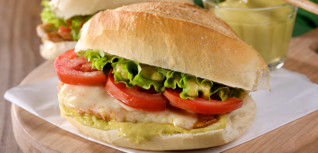 SANDUÍCHE DE FRANGO COM MAIONESE DE ABACATE