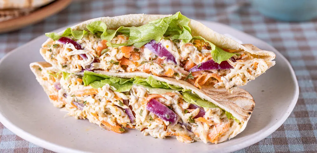 SANDUÍCHE DE FRANGO NO PÃO PITA