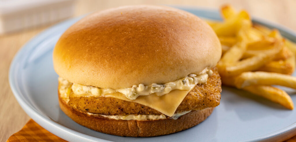SANDUÍCHE DE PEIXE EMPANADO