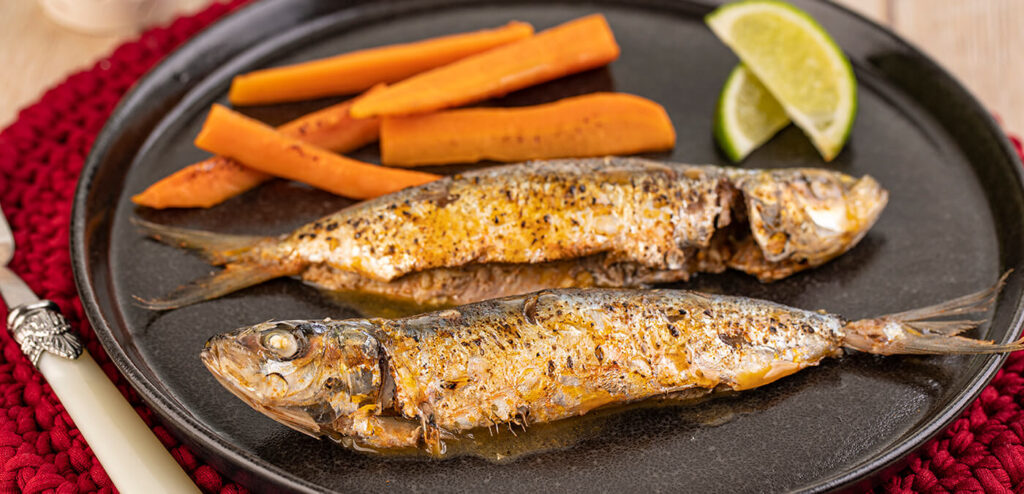 SARDINHA ASSADA COM CENOURA E VINHO