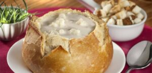 SOPA CREMOSA DE COUVE-FLOR NO PÃO ITALIANO