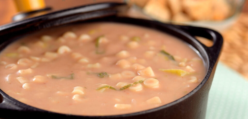 SOPA DE FEIJÃO COM MACARRÃO