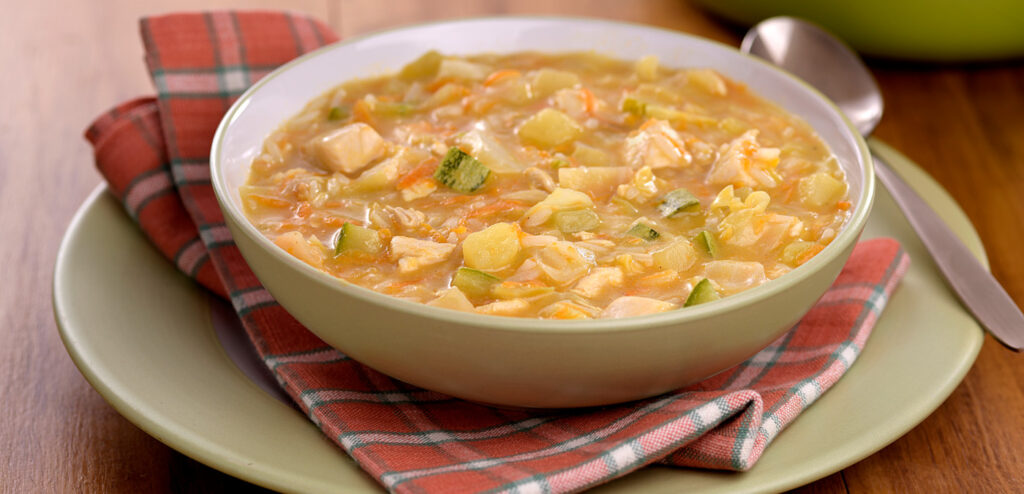 SOPA DE FRANGO COM LEGUMES