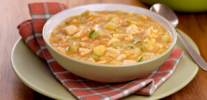 SOPA DE FRANGO COM LEGUMES