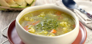SOPA DE LEGUMES AO PESTO