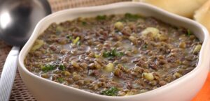 SOPA DE LENTILHA E CARNE DESFIADA