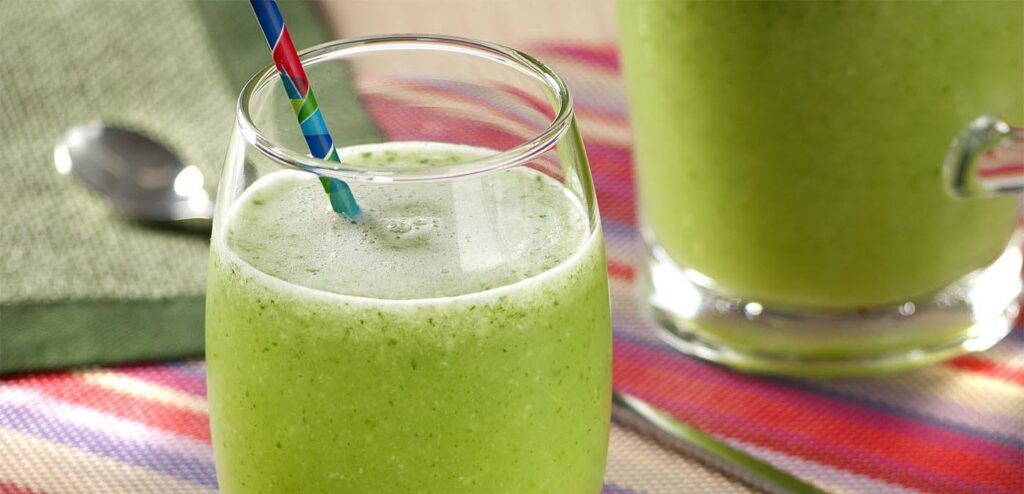 SUCO DE ABACAXI, COUVE E MARACUJÁ