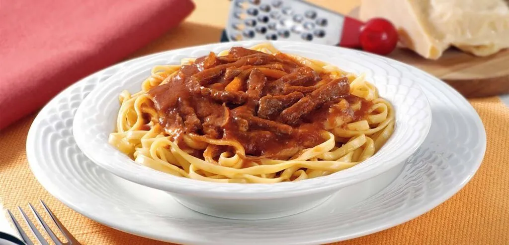 TAGLIATELLI AO MOLHO VERMELHO