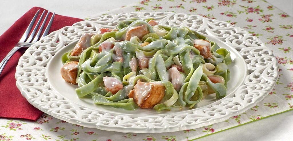 TALHARIM AO MOLHO DE SALMÃO