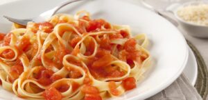 Talharim ao sugo com sódio reduzido