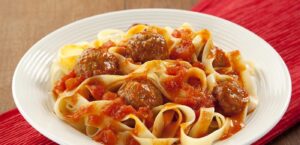 Talharim com almôndegas