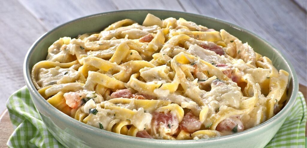 TALHARIM COM MOLHO DE BACALHAU