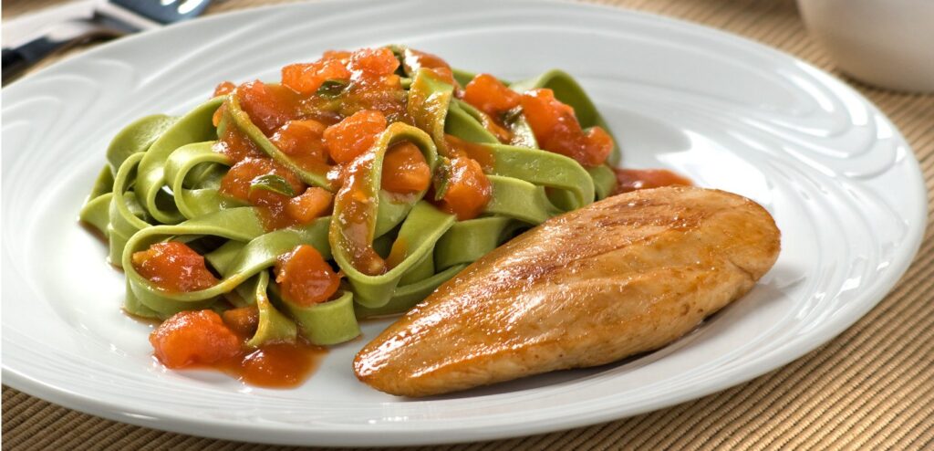 TALHARIM VERDE AO MOLHO SUGO E FILÉ DE FRANGO