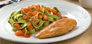 Talharim verde ao molho sugo e filé de frango