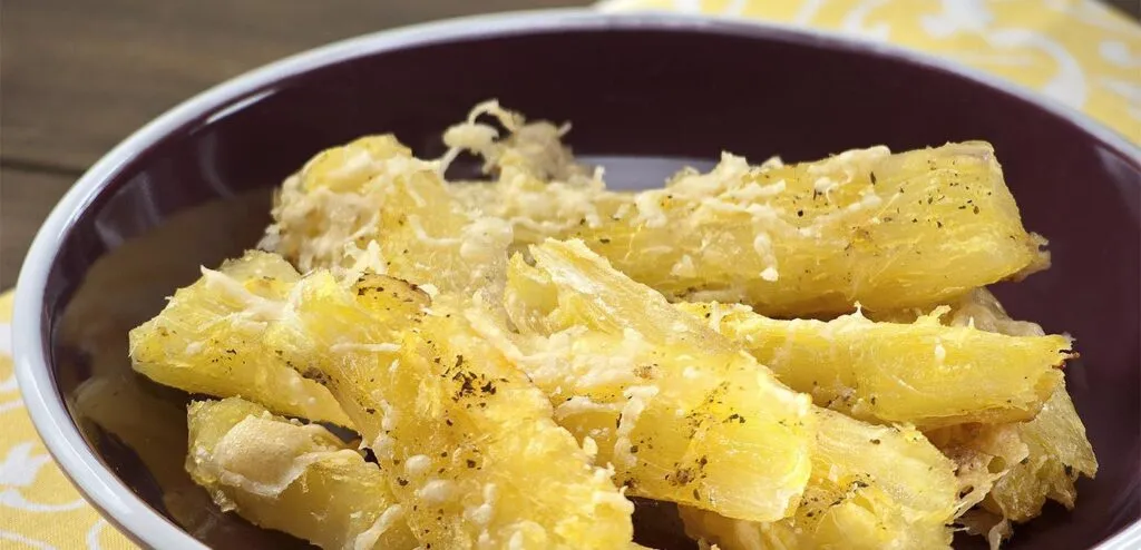 TIRAS DE MANDIOCA COM PARMESÃO