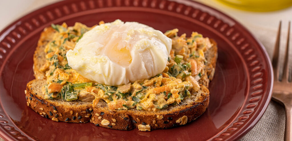 TOAST DE ATUM COM ESPINAFRE E OVO POCHÊ