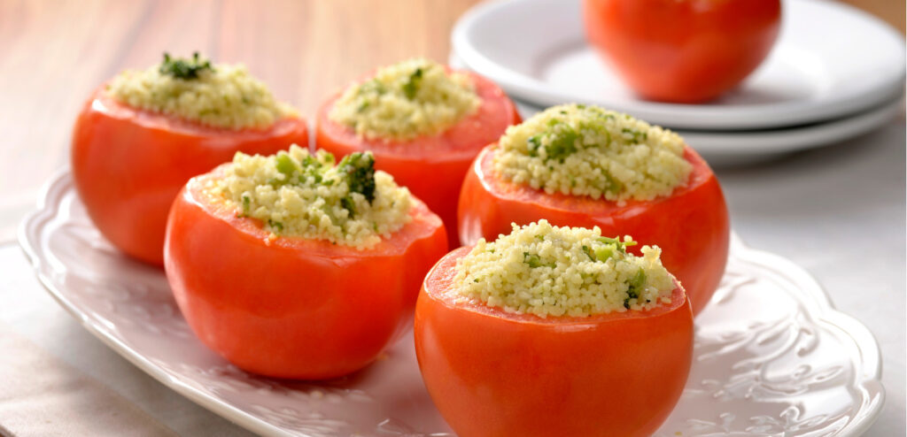 TOMATE RECHEADO COM COUSCOUS MARROQUINO