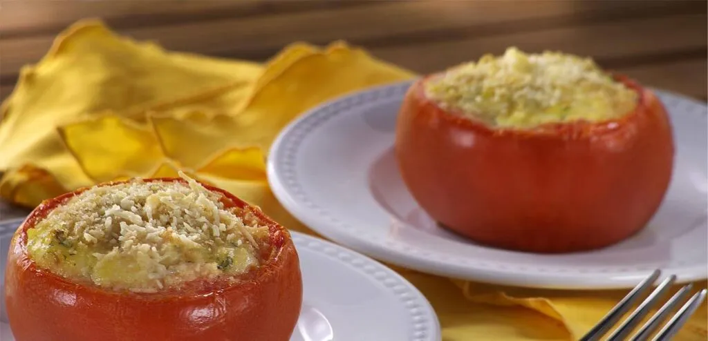 Tomates recheados com queijo coalho