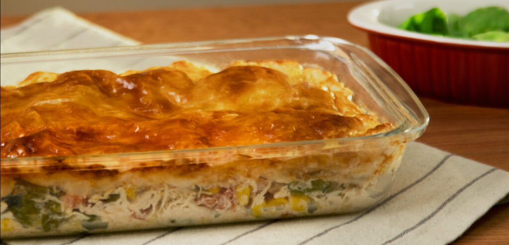 TORTA DE FRANGO COM MASSA FOLHADA