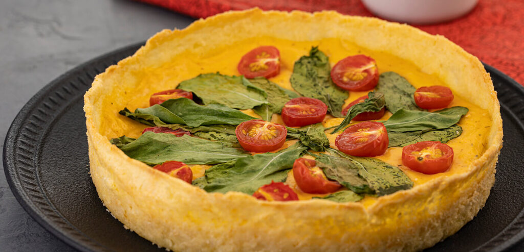 TORTA DE SOBRAS DE ARROZ COM RÚCULA E TOMATINHOS ASSADOS