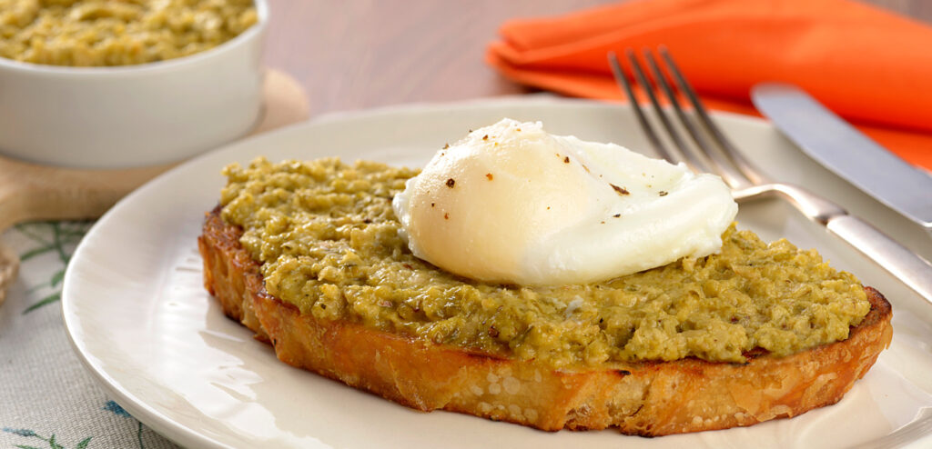 TOSTADA COM PESTO DE ABOBRINHA E OVO POCHÊ