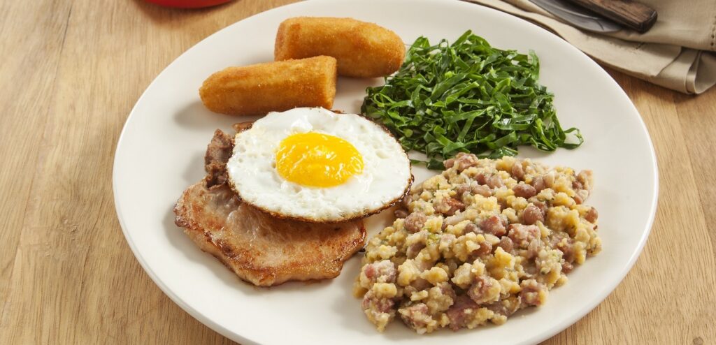 TUTU DE FEIJÃO COM BISTECA