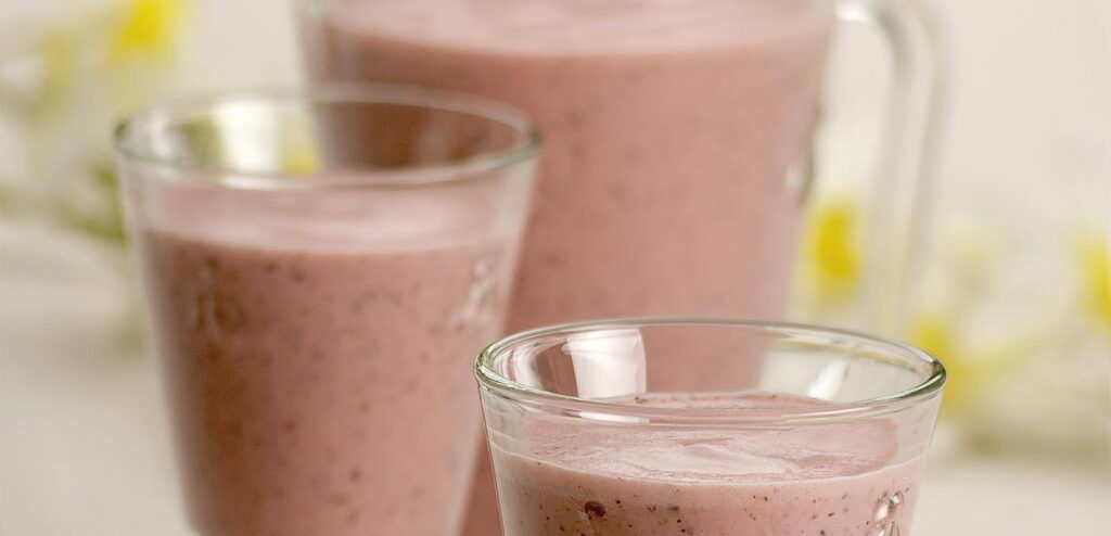 VITAMINA DE MAÇÃ E MORANGO COM LINHAÇA