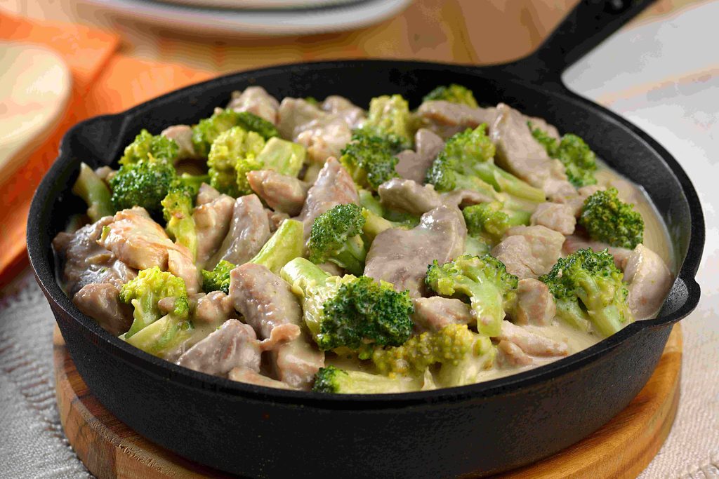 FILÉ-MIGNON SUÍNO CREMOSO COM BRÓCOLIS