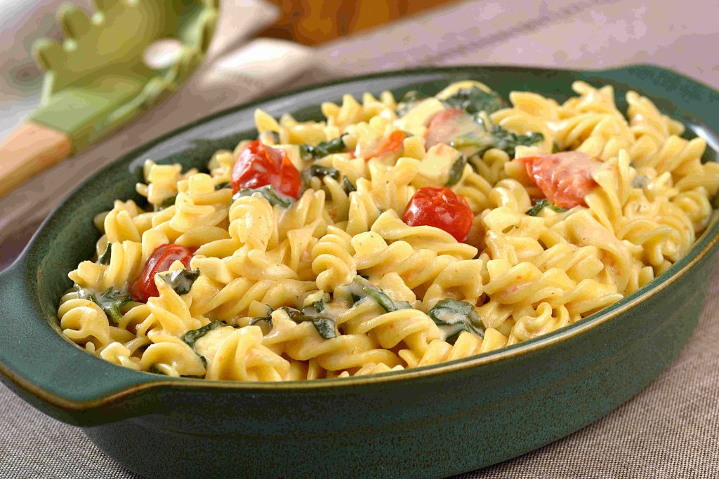 MACARRÃO AO MOLHO DE ESPINAFRE E TOMATE