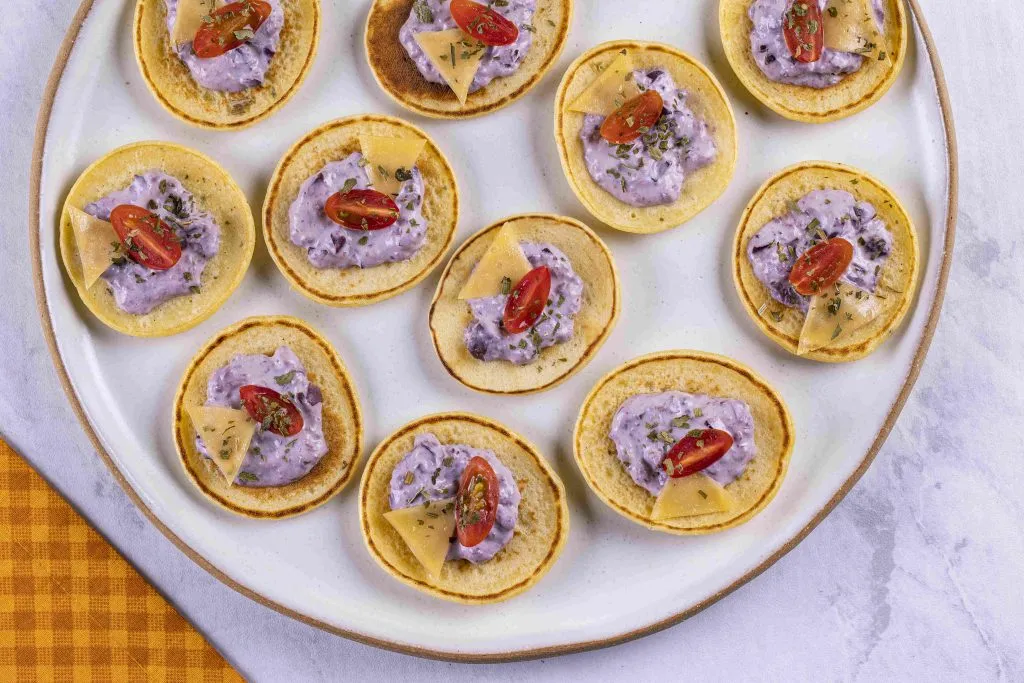 CANAPÉS COM MASSA DE PANQUECA