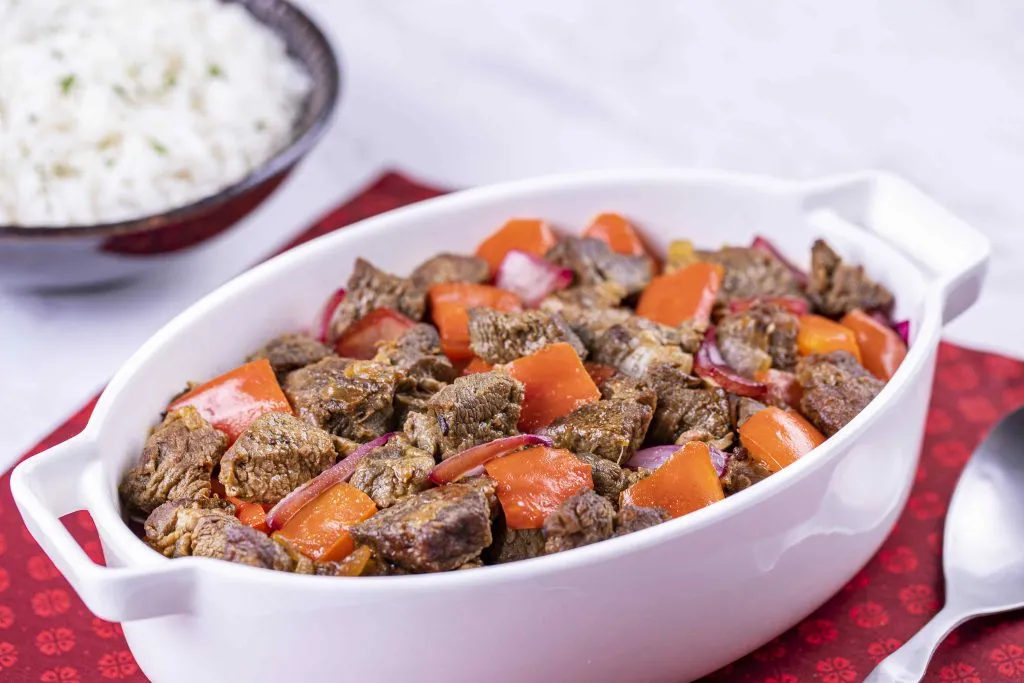 CARNE EM CUBOS COM LEGUMES