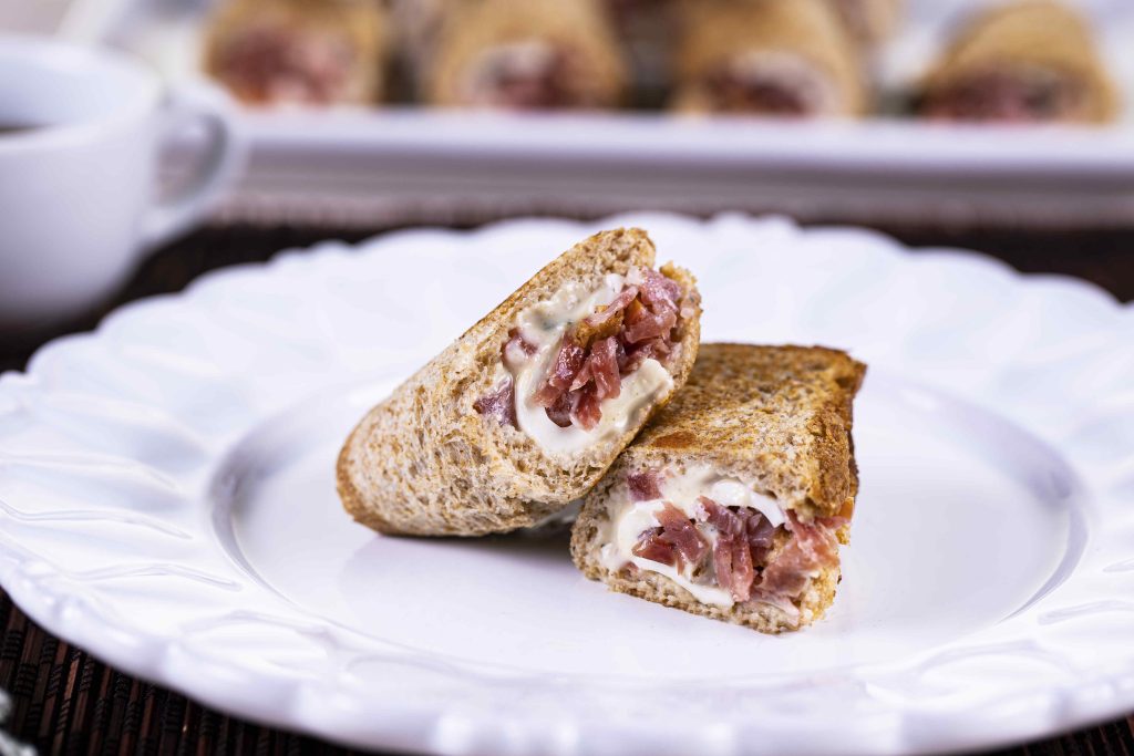 ENROLADINHO DE PÃO DE FORMA INTEGRAL