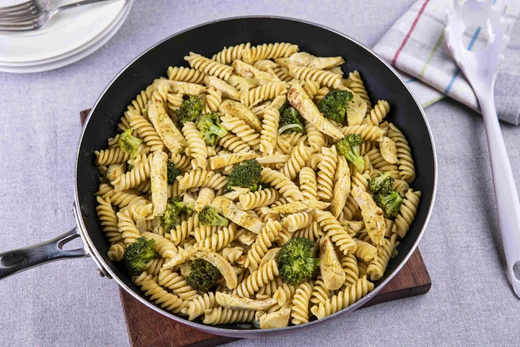 MACARRÃO DE UMA FRIGIDEIRA SÓ