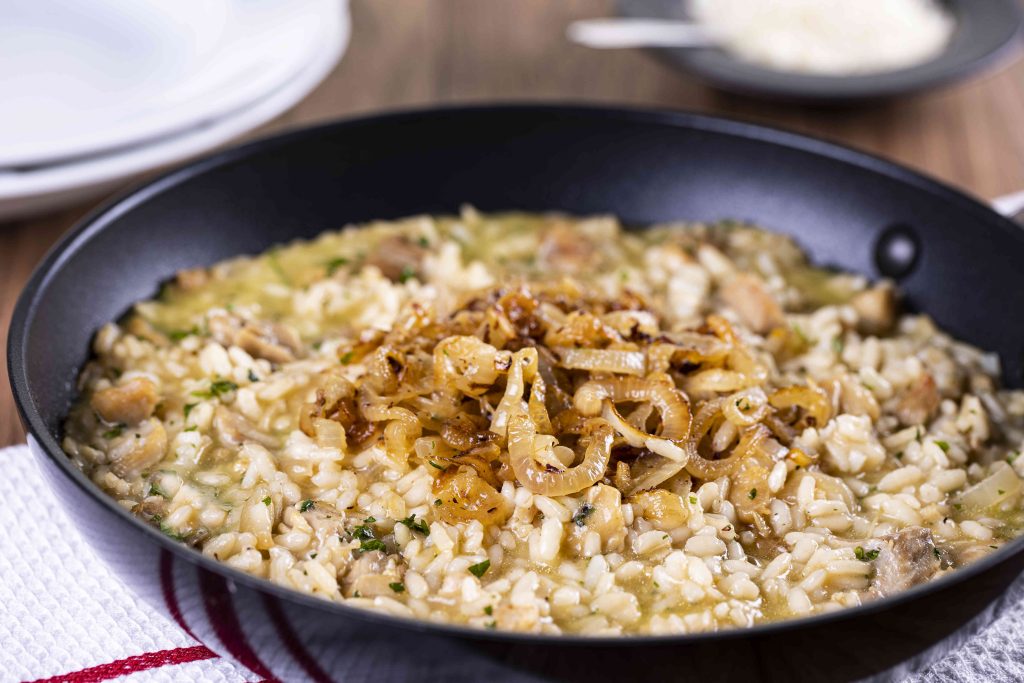 RISOTO DE FRANGO COM CEBOLA CARAMELIZADA