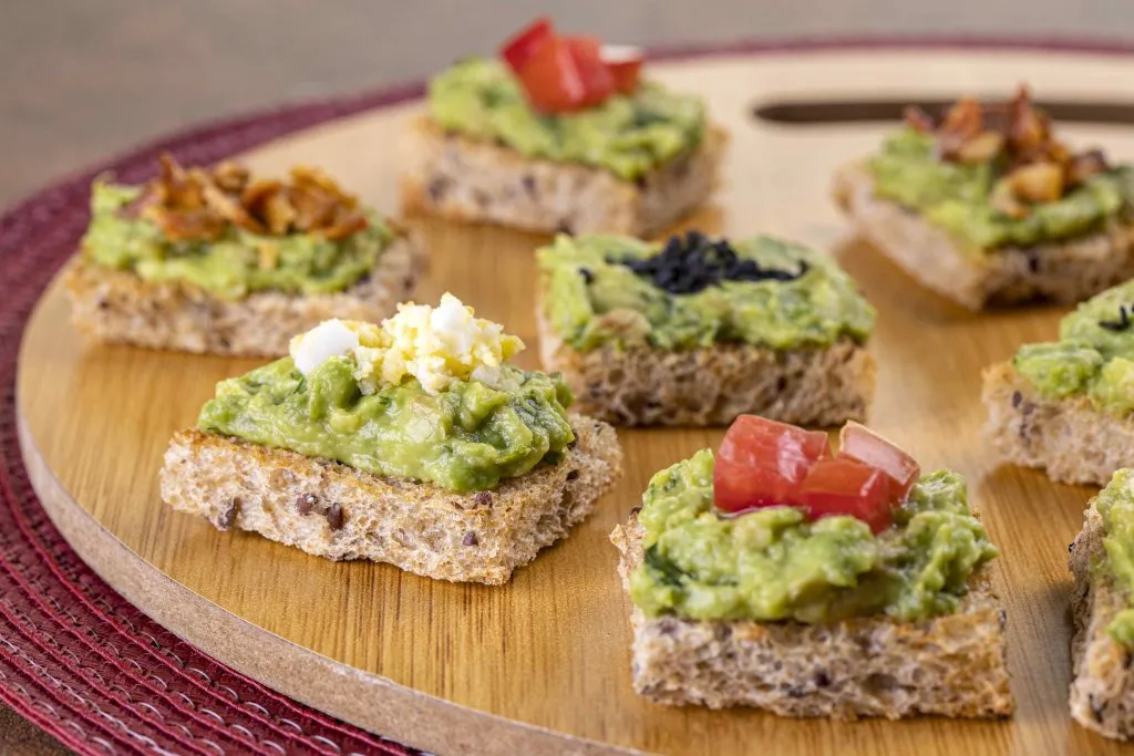 TOAST COM PASTA DE ABACATE