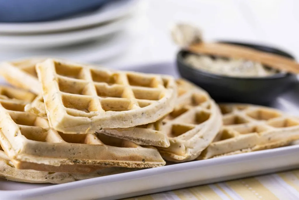 WAFFLE SALGADO COM MANTEIGA DE ERVAS