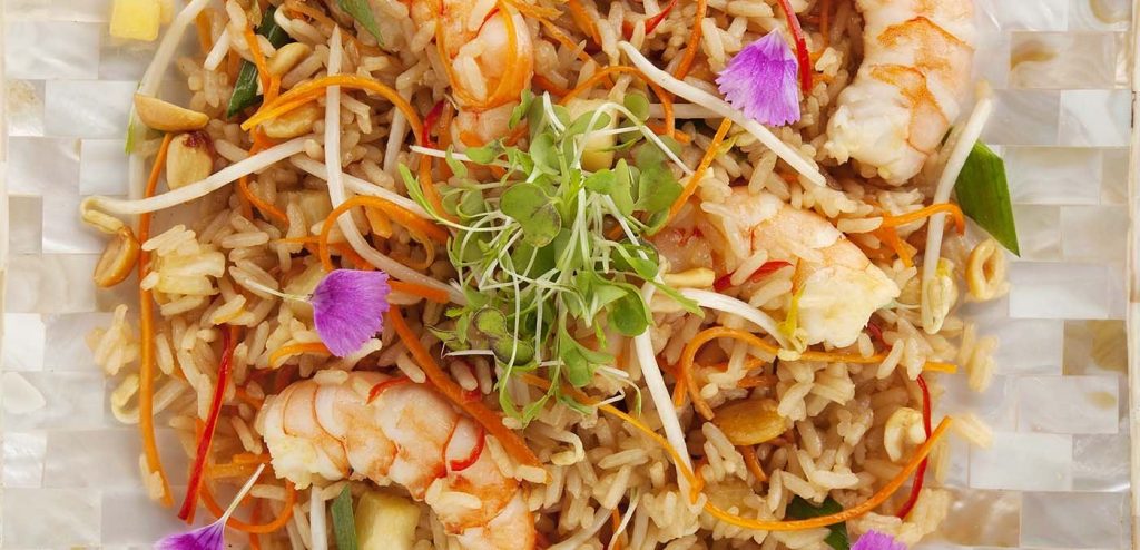 ARROZ FRITO COM CAMARÃO E ABACAXI