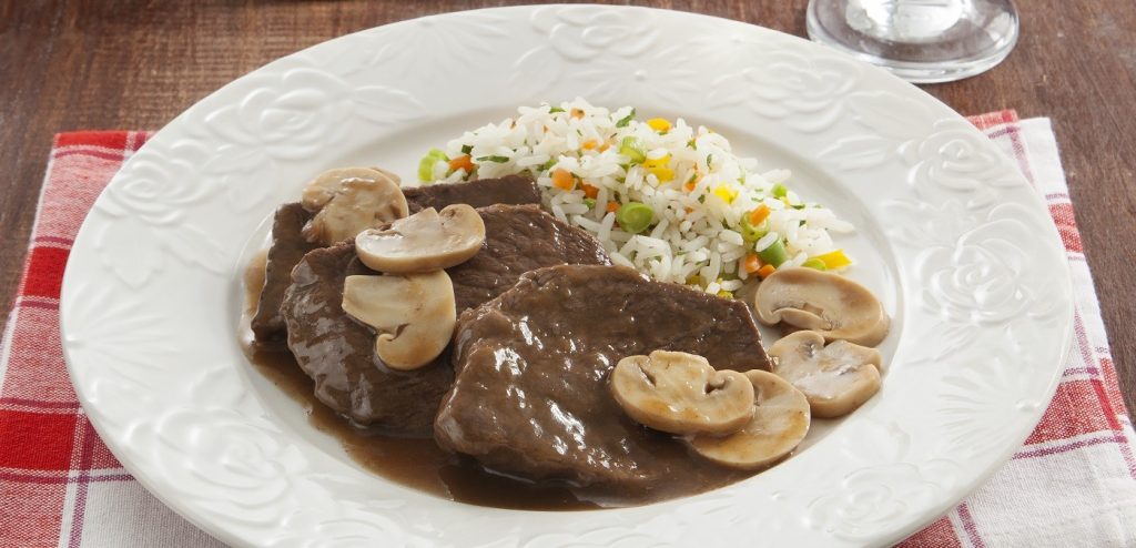 ESCALOPE DE COXÃO MOLE AO VINHO