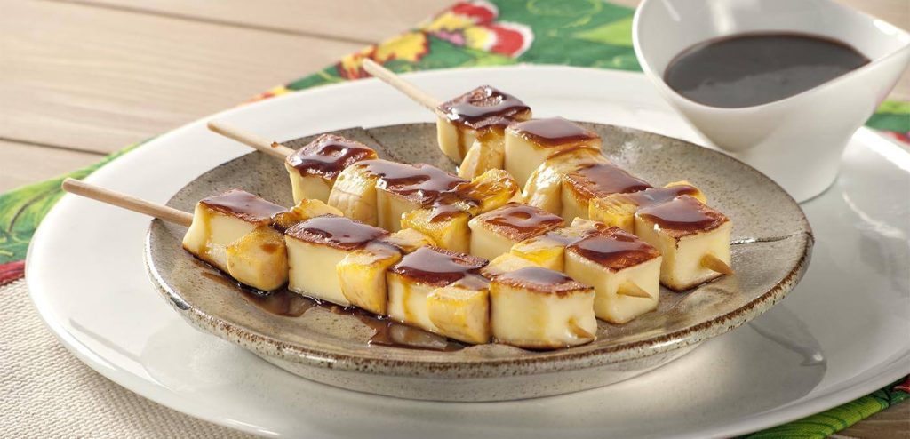ESPETINHOS DE BANANA COM QUEIJO-DE-COALHO