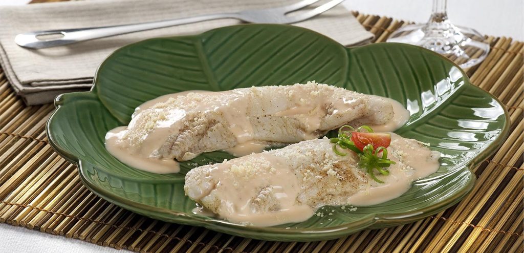 PEIXE AO MOLHO DE COCO E REQUEIJÃO
